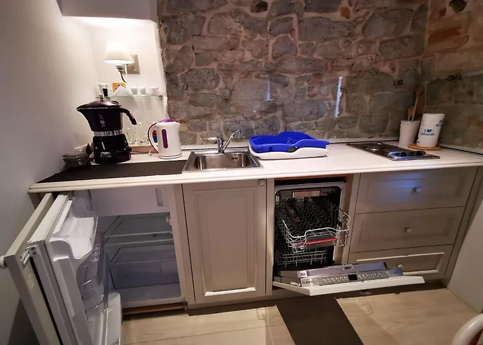 Romantic - 4 Stars * Lovran